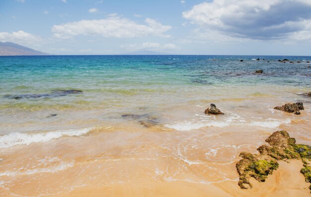 Plage avec sable doré eau de mer turquoise vue panoramique sur la mer fond naturel pour les vacances d'été