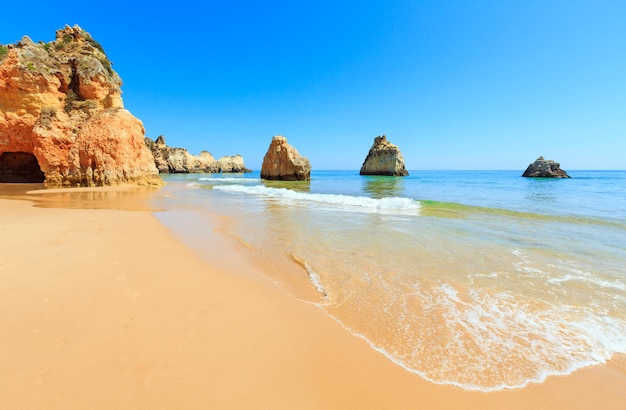 Plage de sable Dos Tres Irmaos vue d'été (Portimao, Alvor, Algarve, Portugal).