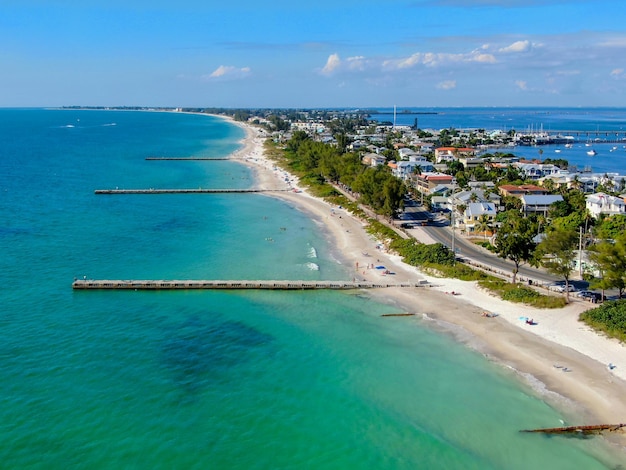 Plage de sable et eau turquoise à Bradenton Beach pendant la journée d'été bleue Anna Maria Island Florida