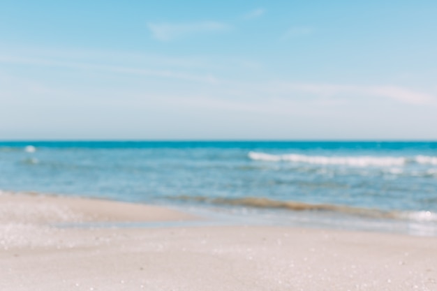 Plage de sable d&#39;été et vagues de bord de mer