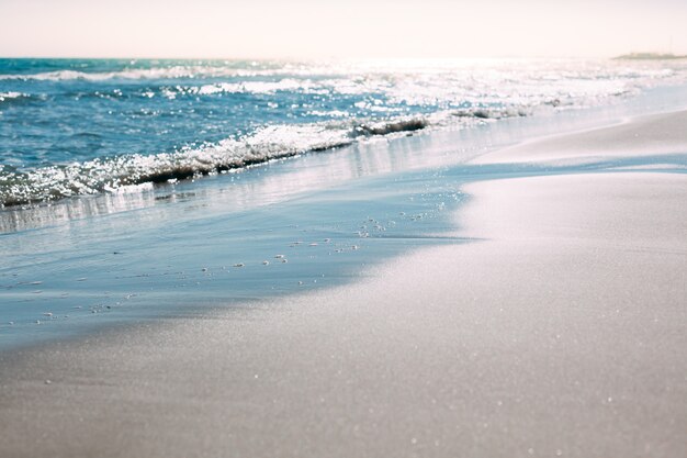 Plage de sable d&#39;été et vagues de bord de mer