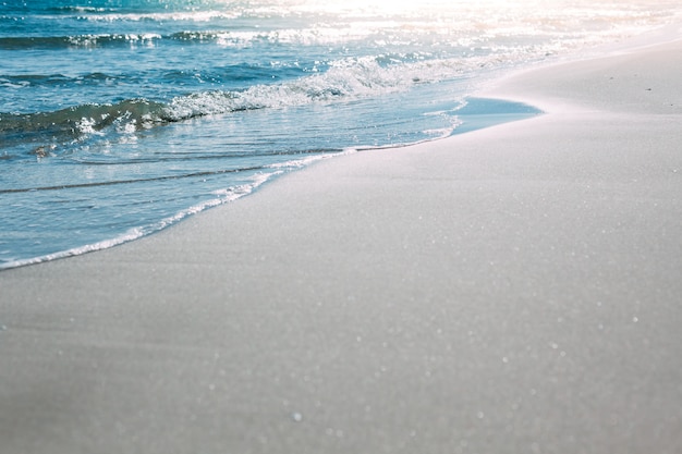 Plage de sable d&#39;été et vagues de bord de mer