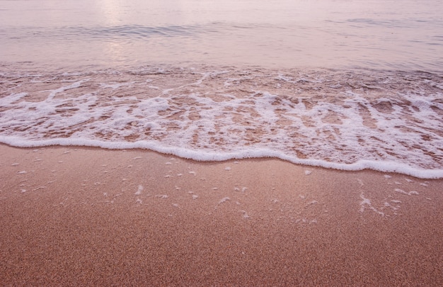 Photo plage de sable avec une mer bleu clair