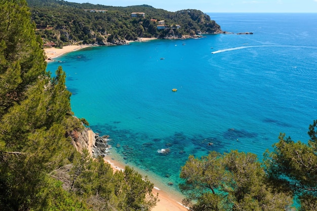 Plage de sable de la mer d'été. Littoral entre Barcelone et Palamos (Costa Brava, Catalogne, Espagne).