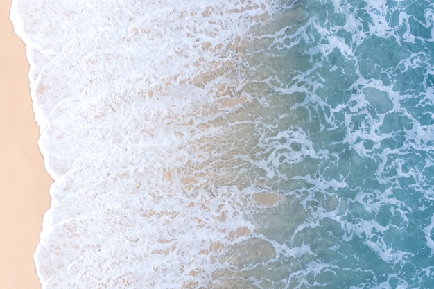 Plage, sable et mer d'en haut.