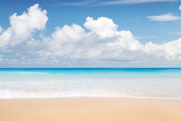 Plage de sable de mer et paysage de ciel ensoleillé