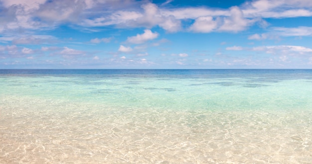 Plage de sable de la mer tropicale pour les vacances d'été et le concept de vacances pour le tourisme.