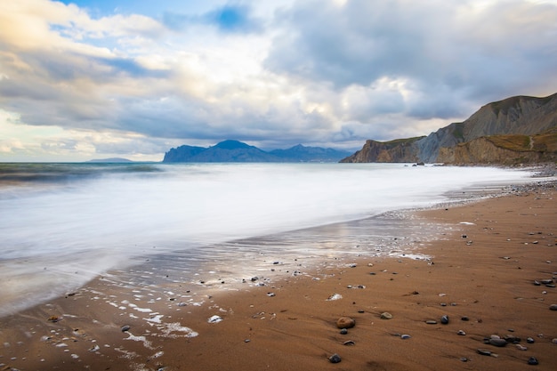 Photo plage de sable avec des montagnes sur l'espace