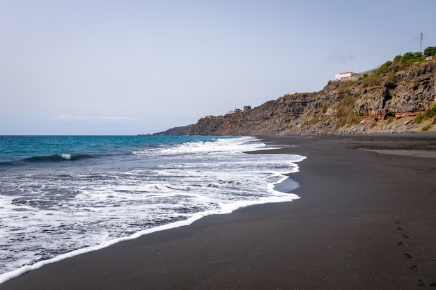 Plage de sable noir sur l'île de Fogo, Cap-Vert