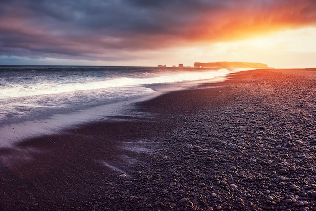 Plage de sable noir de Reynisfjara en Islande