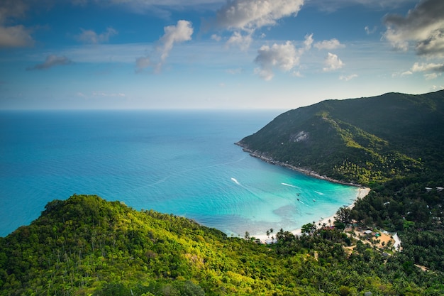 Plage de sable de l'océan aérien de l'île de la jungle de la Thaïlande au complexe avec lodges homes cottages au printemps