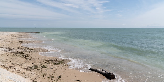 Plage de sable de l'océan Atlantique à l'île de Re sur le modèle de bannière web