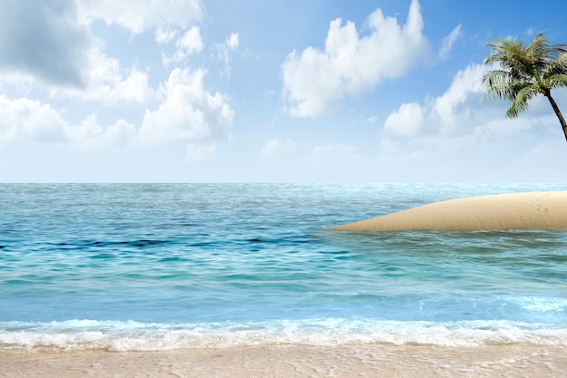 Plage de sable avec l'océan bleu et le fond de ciel bleu