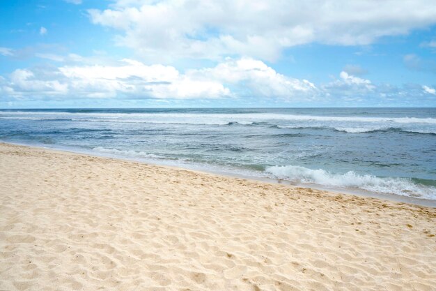 Plage de sable avec l'océan bleu