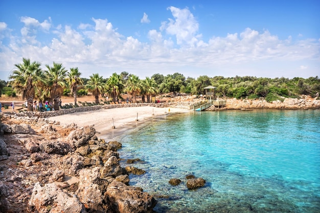 Plage de sable et de pierre sur l'île de Cléopâtre Mer Égée Marmaris Turkiye