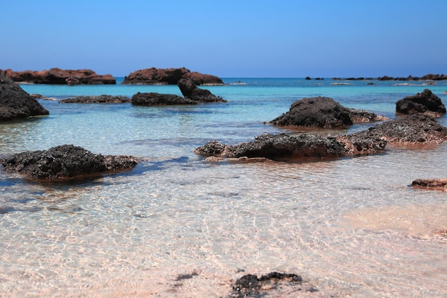 Plage de sable rose aux eaux cristallines Elafonissi Crète