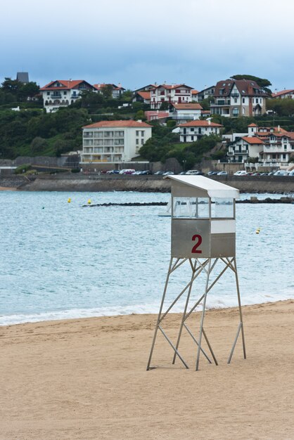 Plage de sable de Saint-Jean-de-Luz en France. Climat pluvieux