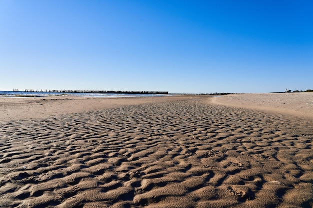 Une plage de sable sans eau Le concept d'une catastrophe environnementale Sécheresse