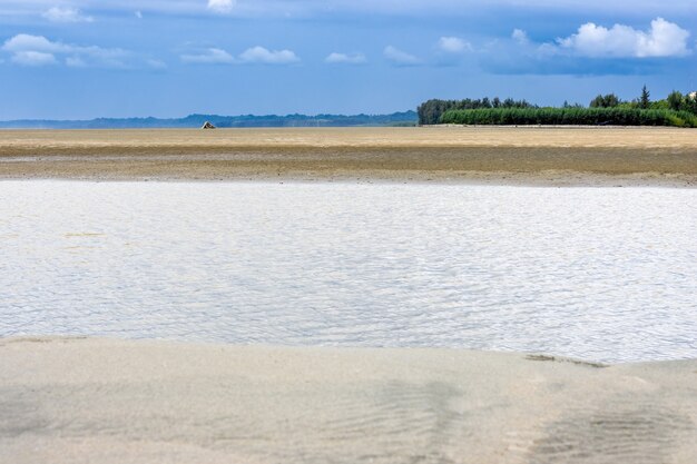 Plage de sable tropicale avec débordement d'eau