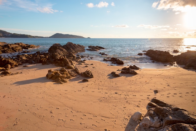 Plage de sable tropicale