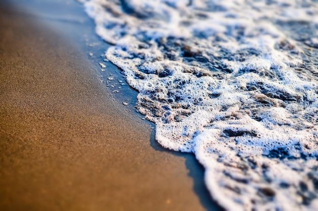 Plage de sable et vagues de la mer au coucher du soleil. Géorgie, Magneti