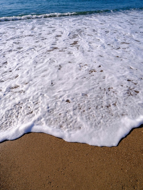 Plage de sable et vagues de la mer