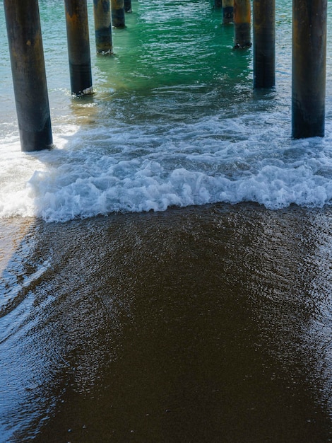 Plage de sable et vagues de la mer