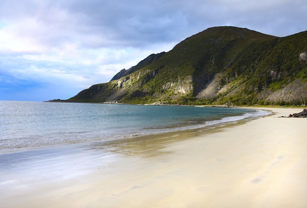 Plage de sable vide à l'île de Senja, Norvège du nord