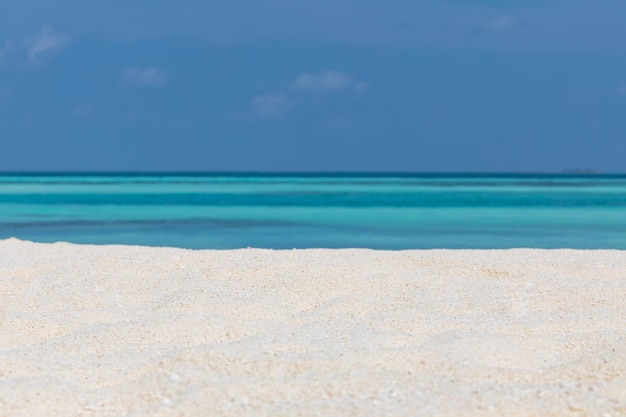 Plage de sable vide, mer bleue de paysage de côte de rivage. Belle vue sur la plage, espace de copie de scène tropicale