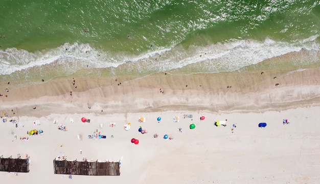 Plage de sable sur la vue de la mer au-dessus de fond d'été