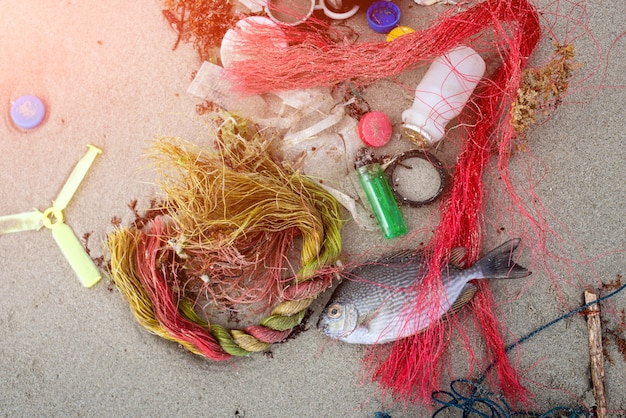 Plage Sale De L'environnement Problématique De Déchets En Plastique.