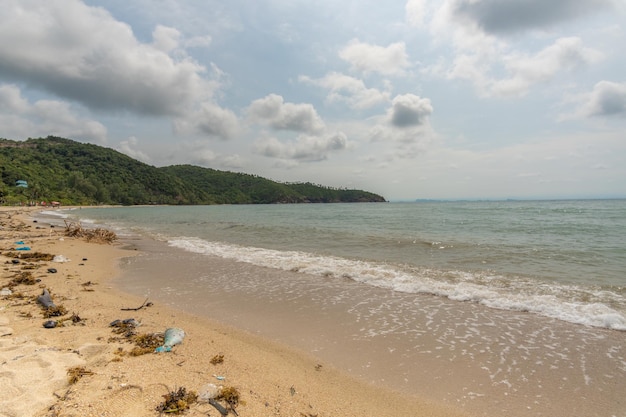 Plage sale et polluée