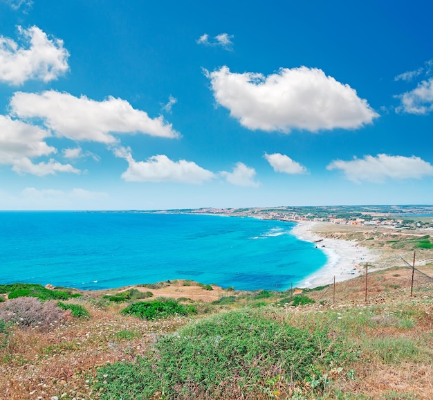 Plage de San Giovanni sous un ciel bleu