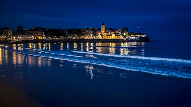 La plage de San Lorenzo à Gijon la nuit