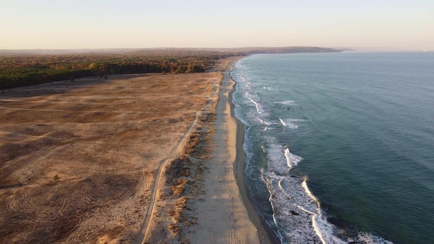 Plage sauvage avec sable et forêt en Bulgarie vue aérienne