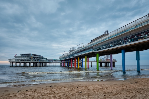 La plage de Scheveningen Pier Strandweg à La Haye avec grande roue. La Haye, Pays-Bas