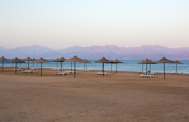 Plage silencieuse à Taba, Egypte avec vue sur les montagnes à l'horizon