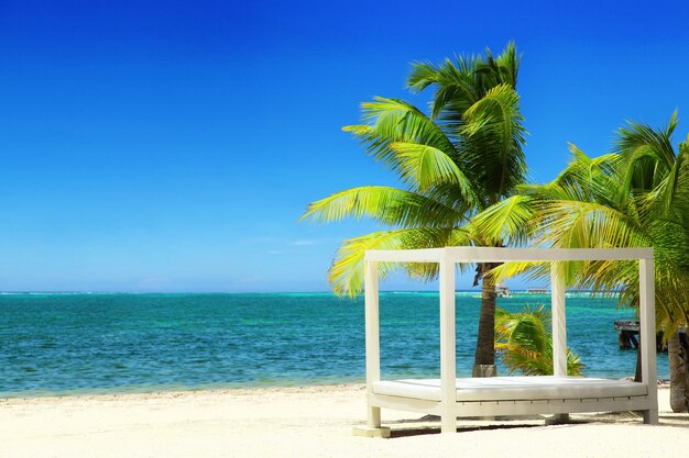 Plage avec soleil de sable blanc et océan calme Bannière tropicale