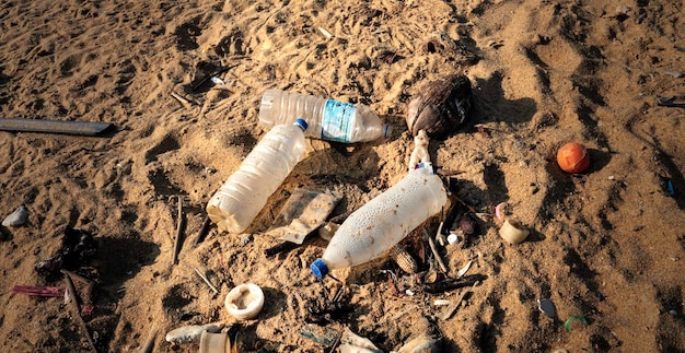 Plage sri-lankaise polluée avec des ordures