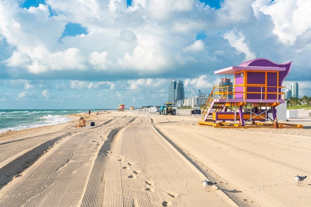 Plage sud de Miami avec une cabane de sauveteur dans le style art déco