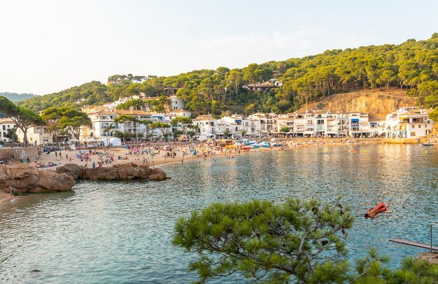 Plage de Tamariu dans la ville de Palafrugell au coucher du soleil d'été. Gérone, Costa Brava en Méditerranée