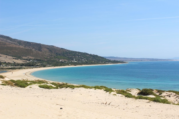 Photo la plage de tarifa en été