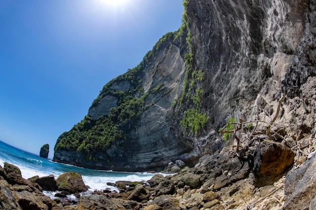 Plage de Tembeling et piscine naturelle sur l'incroyable île de Nusa Penida près de Bali, en Indonésie.