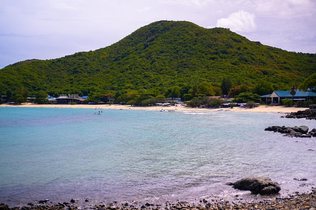 Plage de Thian à l'île de Larn Koh Larn Belle mer à Chonburi Thaïlande