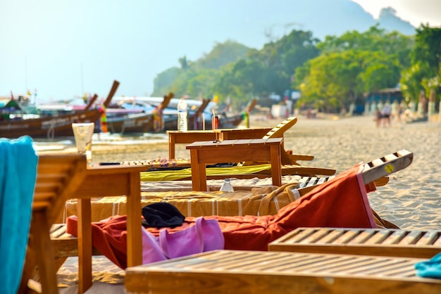 Plage avec transat sur une plage tropicale Vacances relaxantes sur une chaise longue