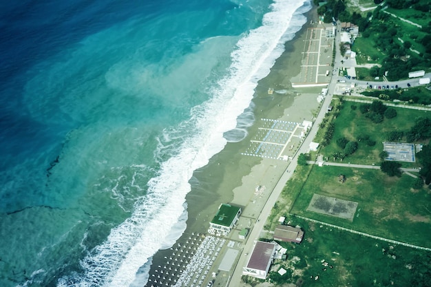 Plage avec transats vue de dessus