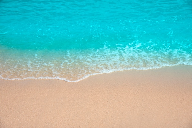 Photo plage tropicale aux eaux turquoises et sable fin