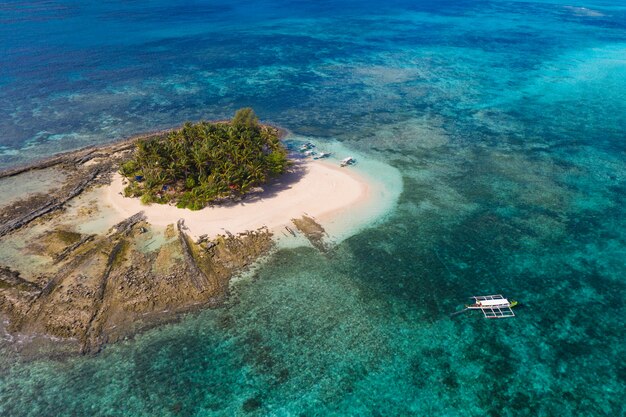 Plage tropicale aux Philippines, Guyam Island