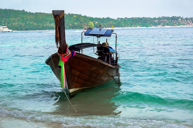 Plage tropicale, bateau traditionnel à longue queue, Maya Bay, Thaïlande