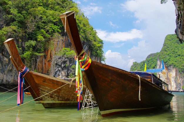 Plage tropicale bateaux longtail Mer d'Andaman en Thaïlande